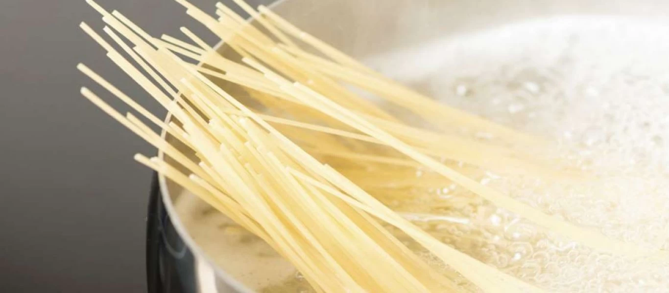 Ο σωστός τρόπος για να αλατίσετε όπως πρέπει τα μακαρόνια